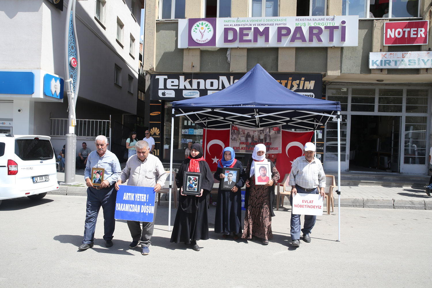 DEM Parti önünde evlat nöbeti: Çocuklarımızın dönmesini istiyoruz