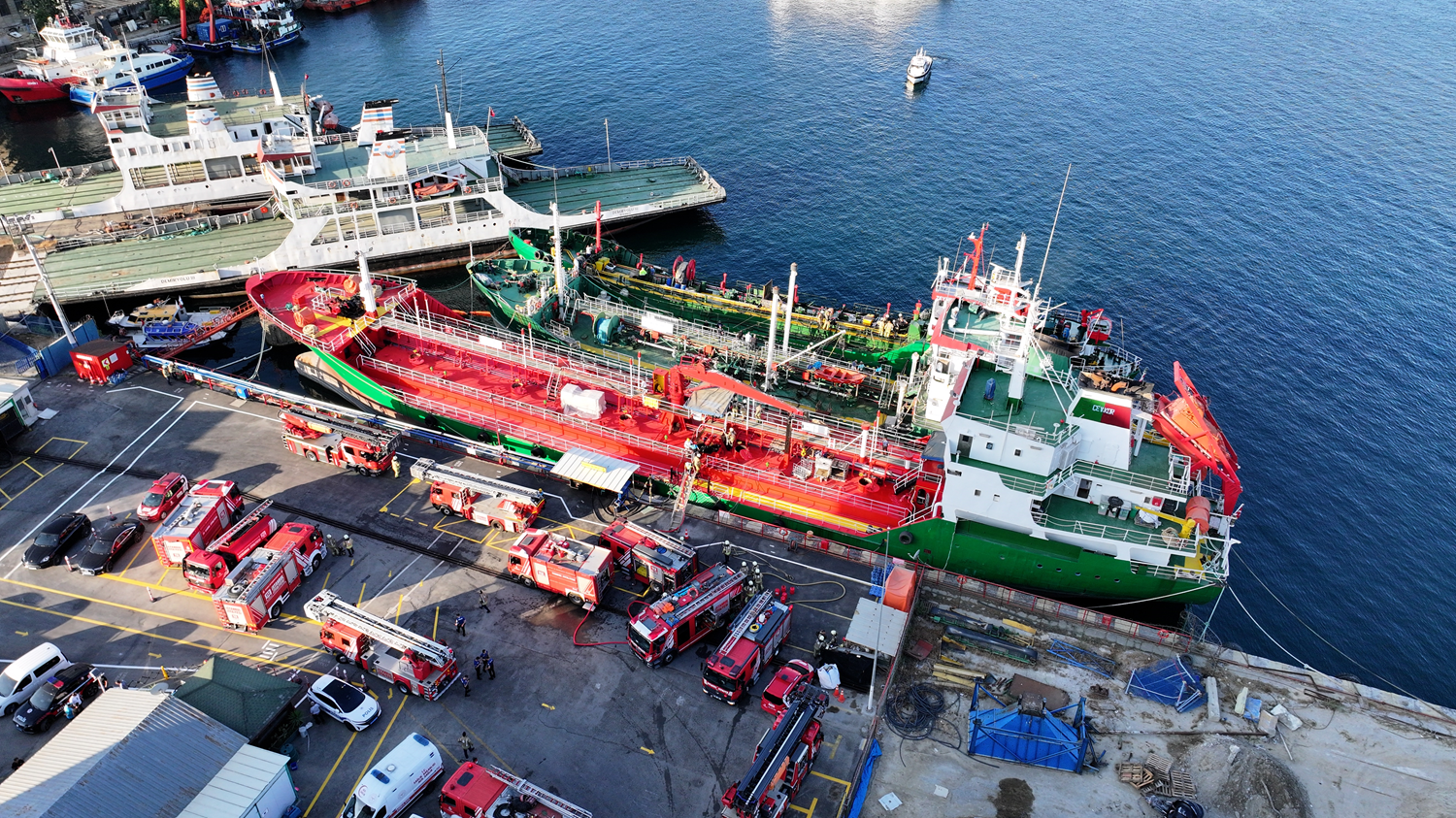 Haydarpaşa Limanı'ndan dumanlar yükseldi! Çok sayıda ekip sevk edildi