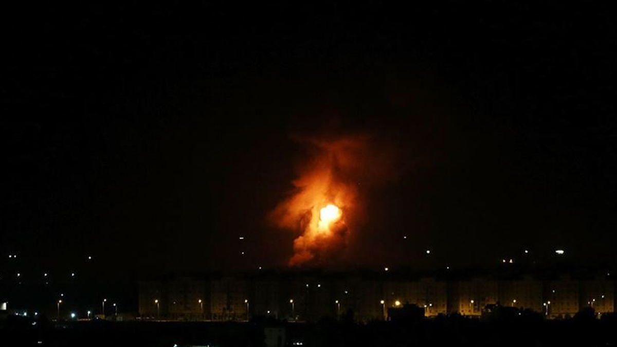 İşgalci İsrail Şam'ı hedef aldı: El-Kisvah yakınlarında kışlaları bombaladı