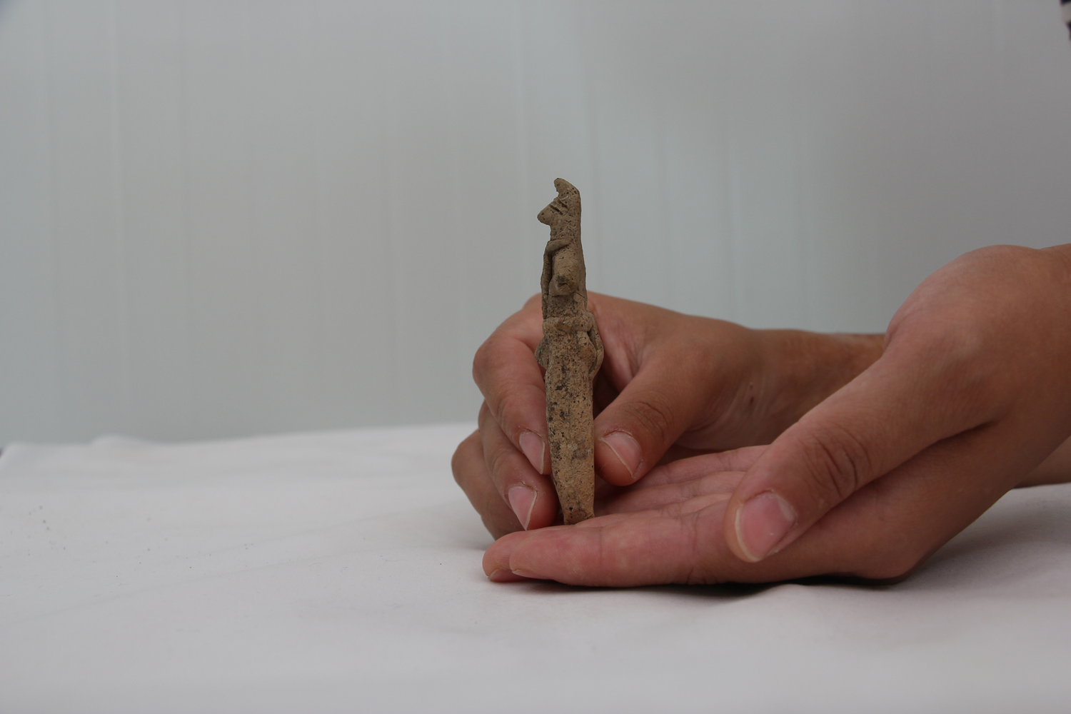 İzmir'deki Ulucak Höyüğü kazılarında 8 bin yıllık kil figür bulundu
