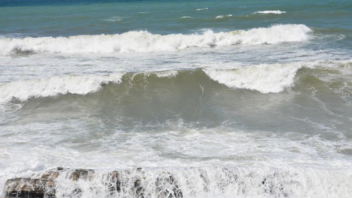 Zaradi slabih vremenskih razmer prepovedano kopanje v Vizeju v Kırklareliju