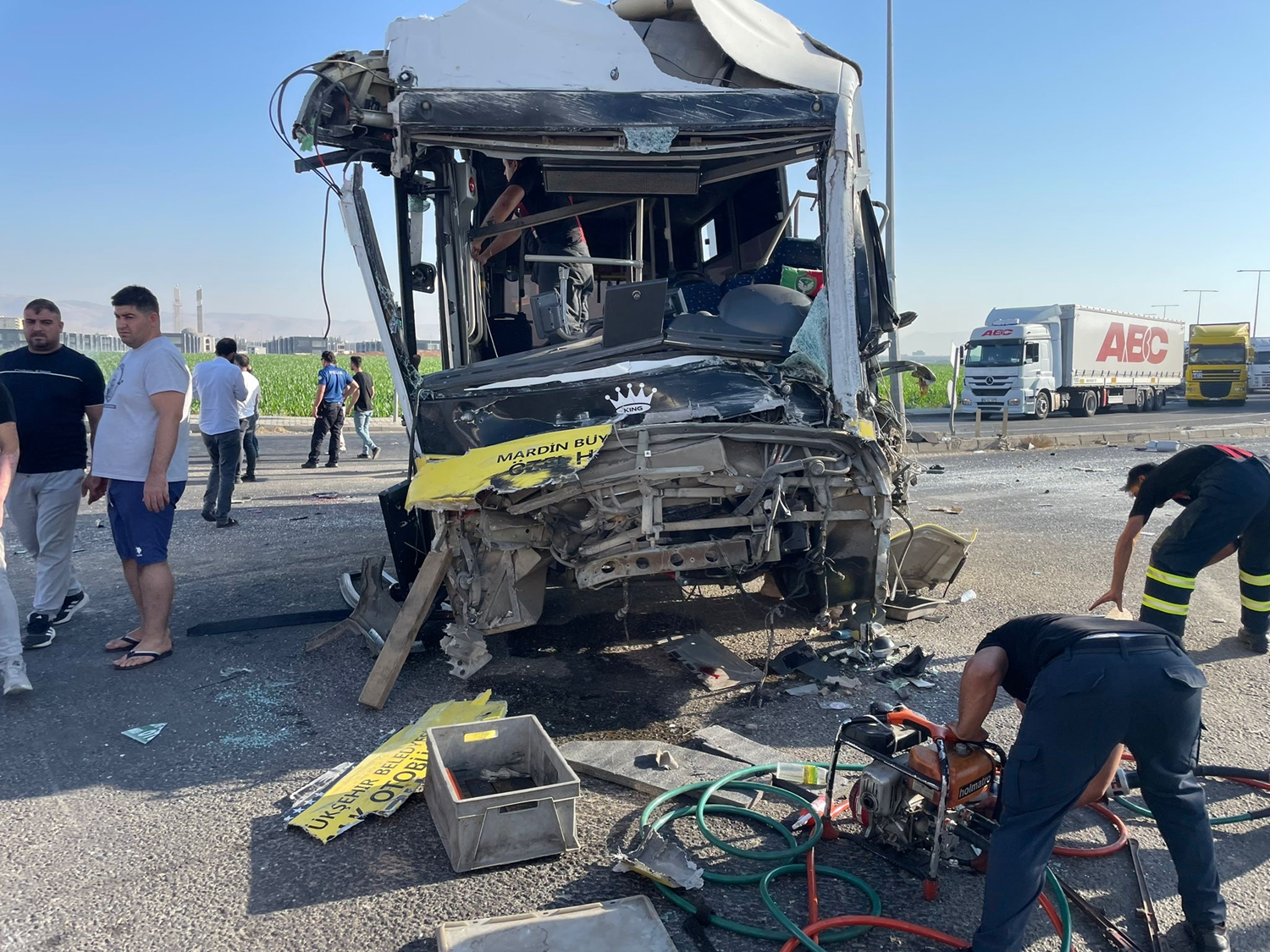 Mardin'de feci kaza: Otobüs ile tır çarpıştı