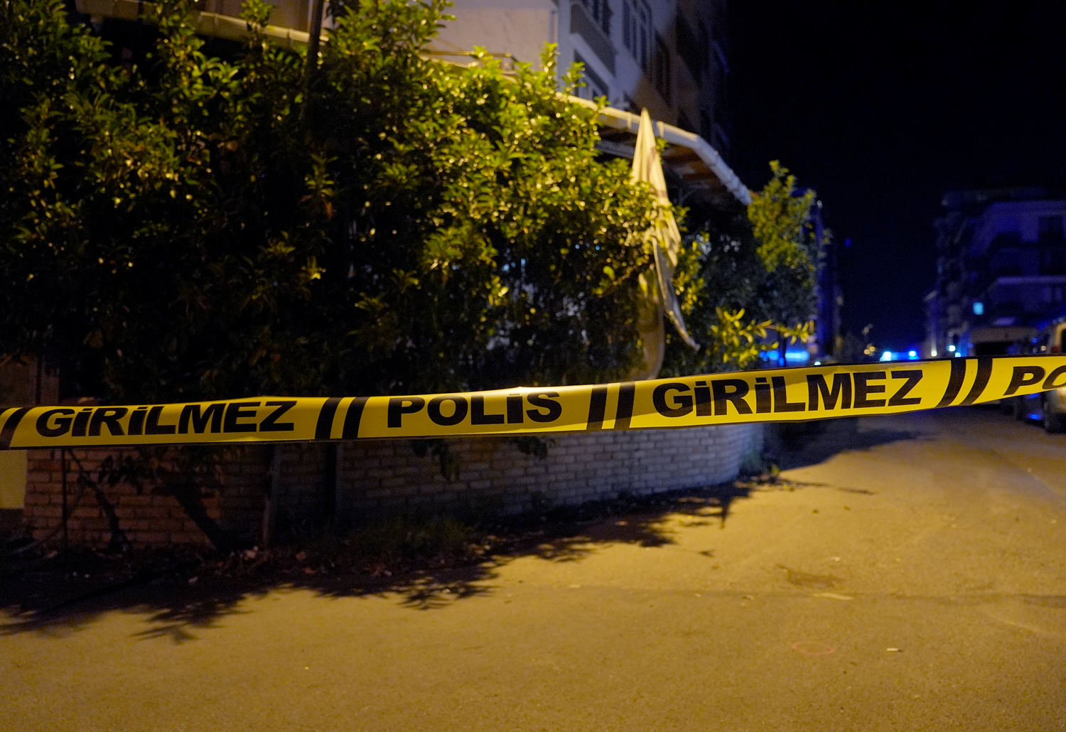 V Sultanbeyliju v Turčiji prišlo do oboroženega spopada, poškodovane hiše in avtomobili