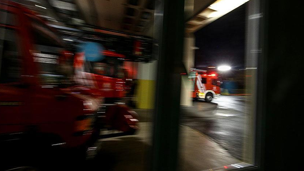 Beyoğlu'nda bina çatısında yangın paniği: Ekipler seferber oldu