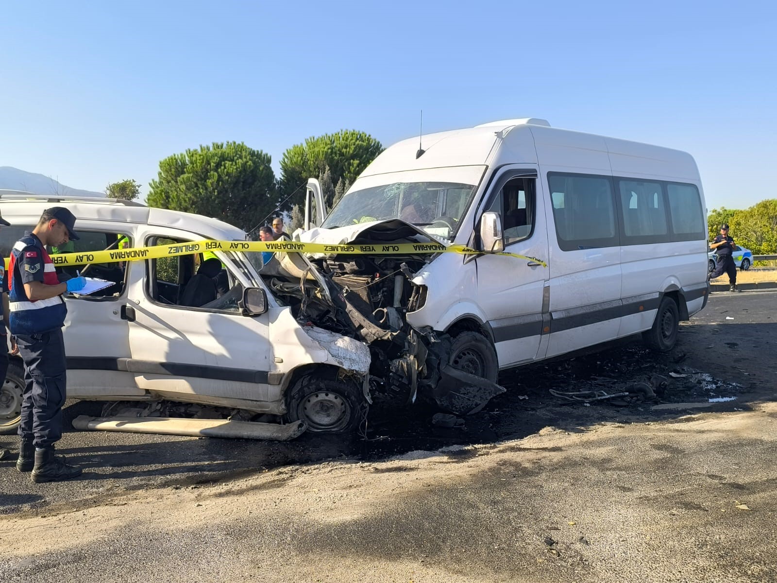 İzmir'de feci kaza: Servisle otomobil çarpıştı