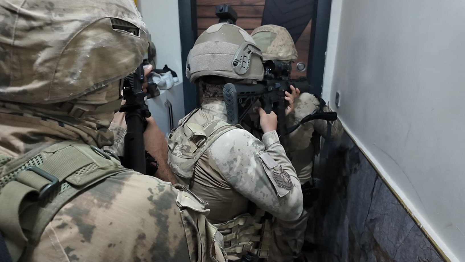 V İzmirju aretiranih devet osumljencev za terorizem, povezanih z ISIS