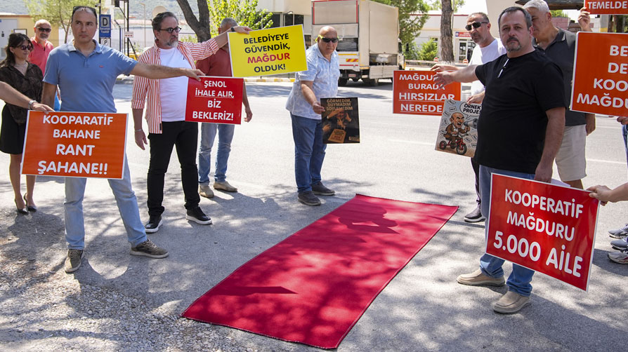 Özgür Özel'e "kırmızı halılı" protesto... Konut mağdurları isyan etti