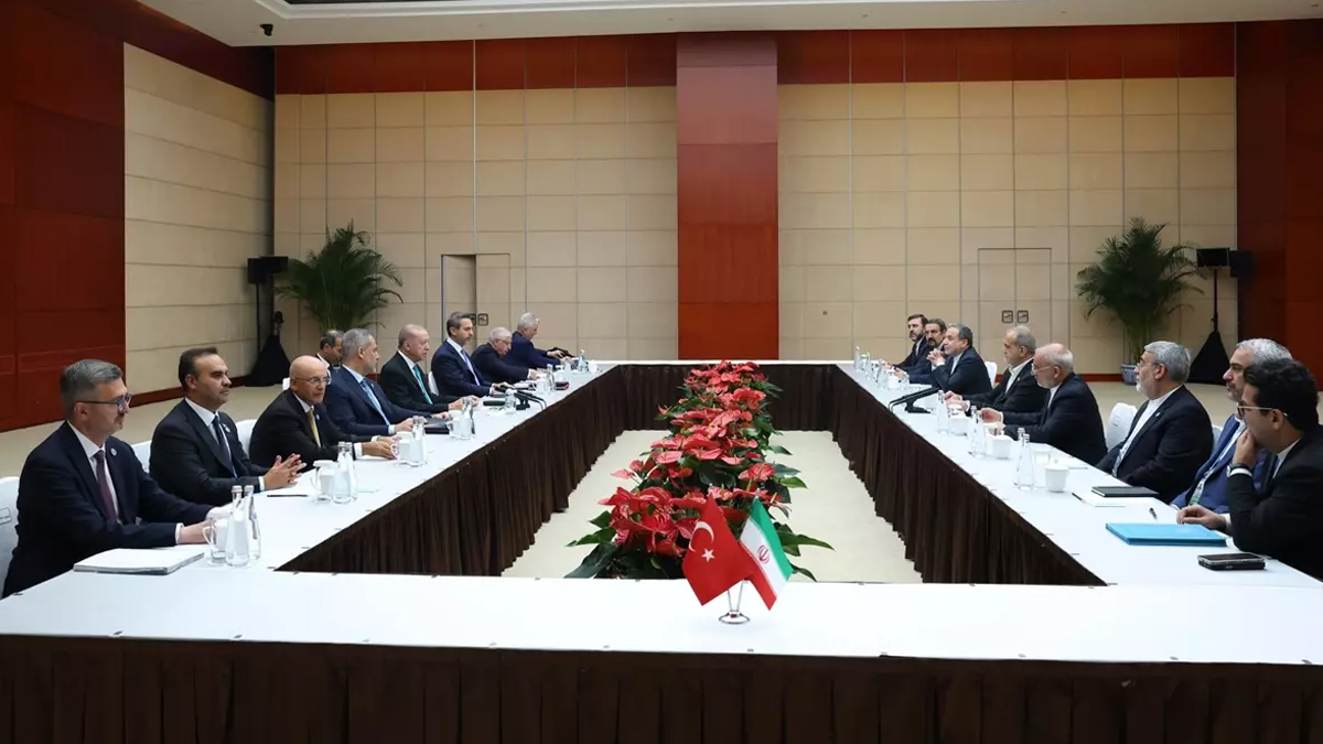 Cumhurbaşkanı Erdoğan ve Pezeşkiyan ŞİÖ Zirvesi'nde bir araya geldi