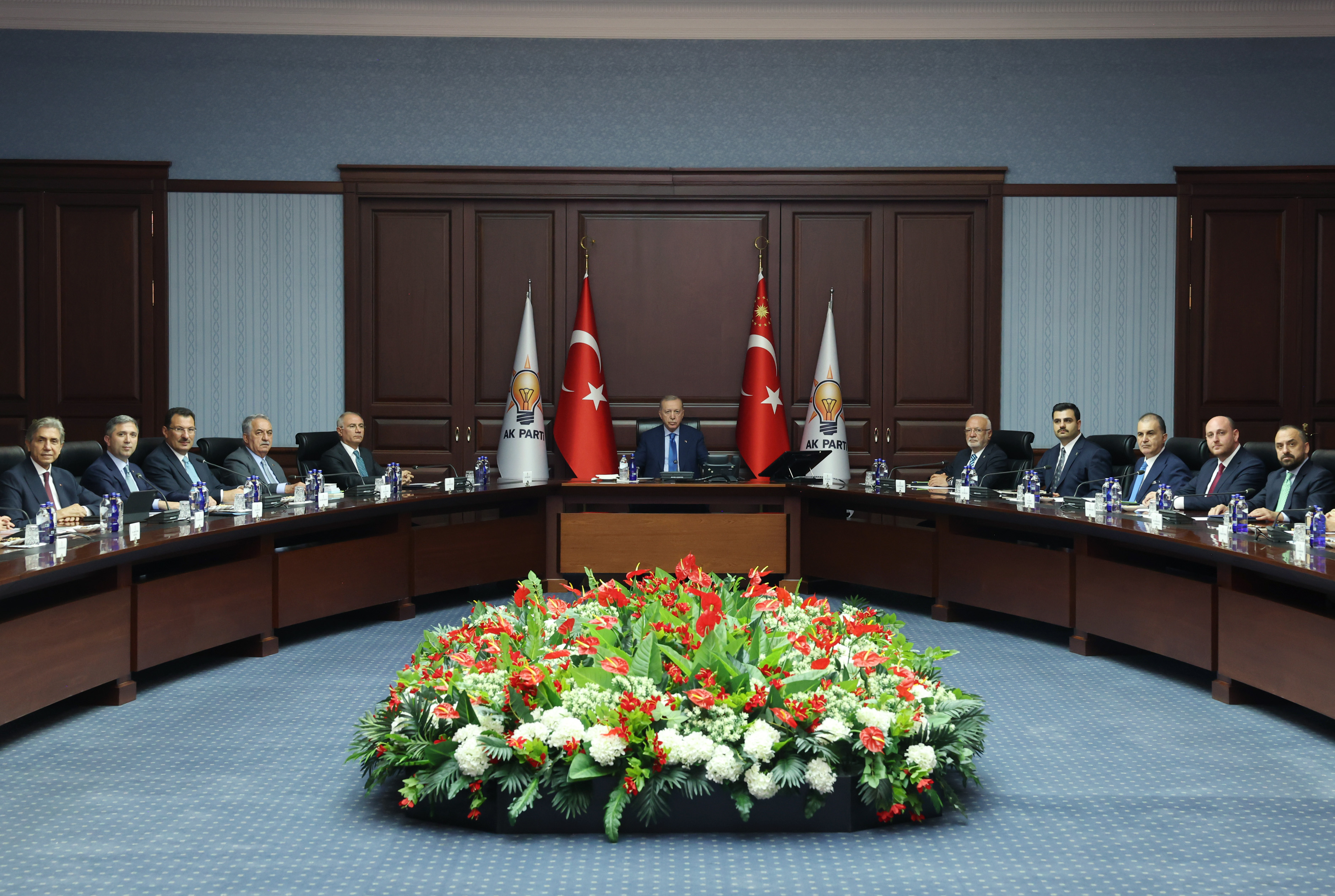 Turški vladni odbor AK Parti razpravlja o notranjih in zunanjih zadevah pod vodstvom Erdoğana