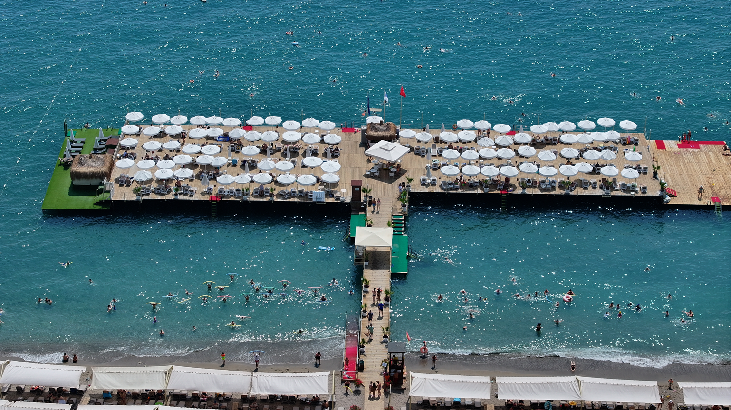 Antalya'ya turist akını: 8 ayda 11 milyon ziyaretçi geldi