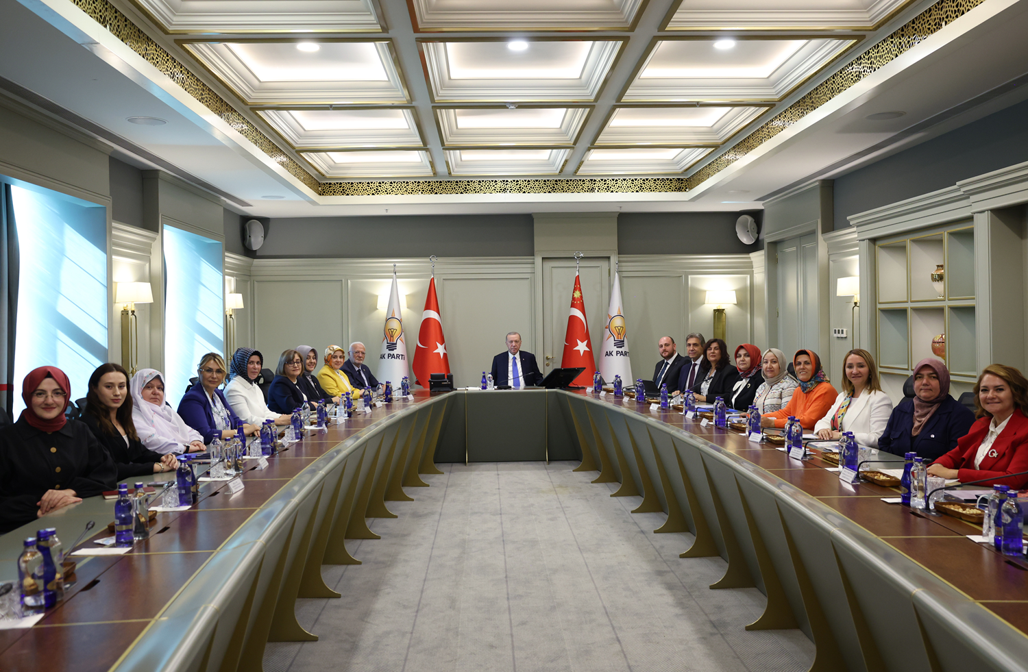 Cumhurbaşkanı Erdoğan AK Partili kadın belediye başkanlarını kabul etti