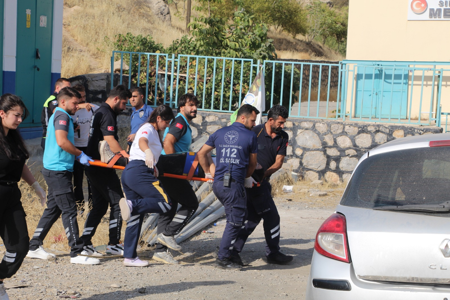 V prometni nesreči v Şırnaku hudo poškodovana mati in dojenček