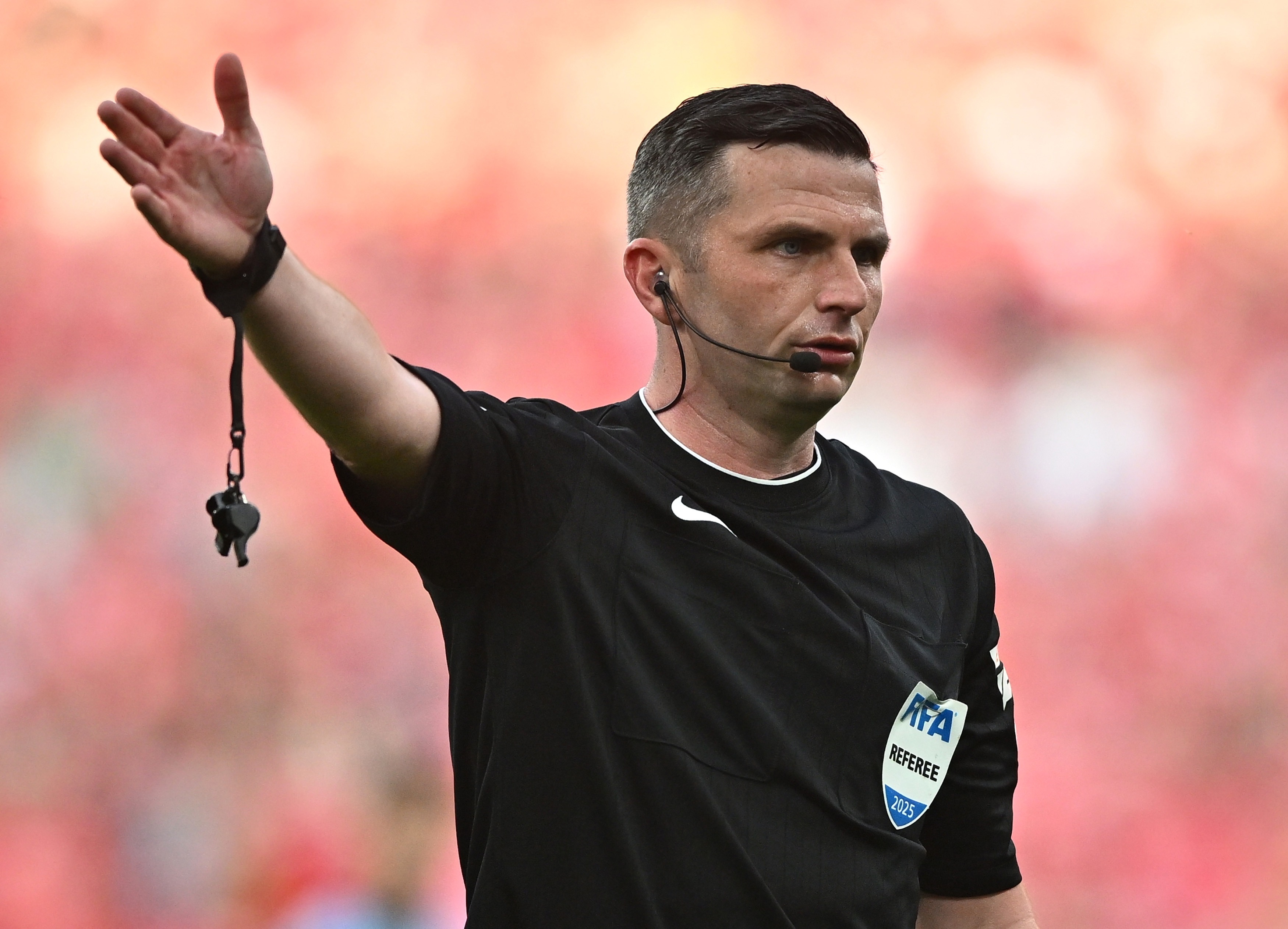 Türkiye-İspanya maçının hakemi Michael Oliver oldu