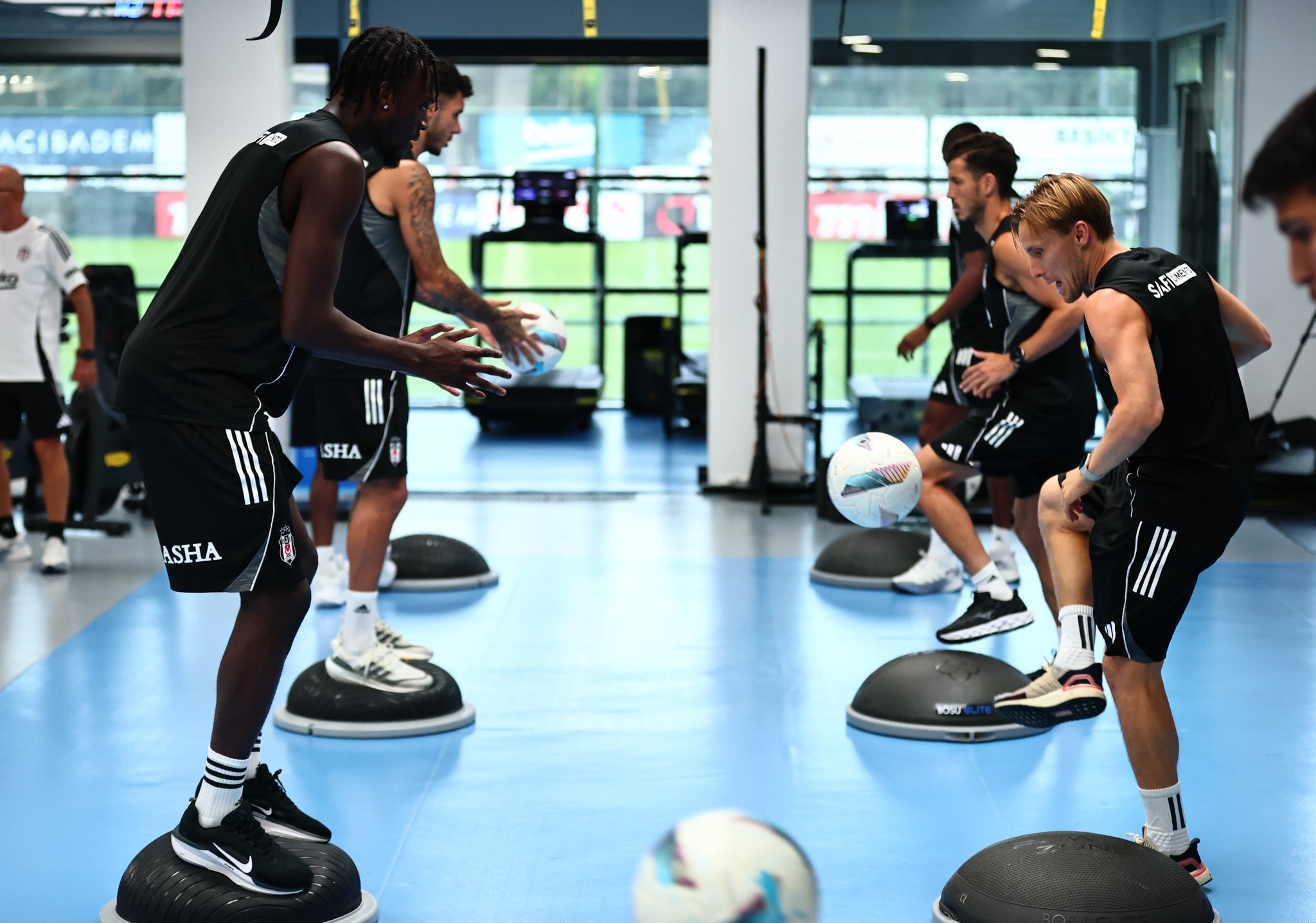 Beşiktaş se pripravlja na tekmo proti Başakşehirju s treningi v salonu in na igrišču