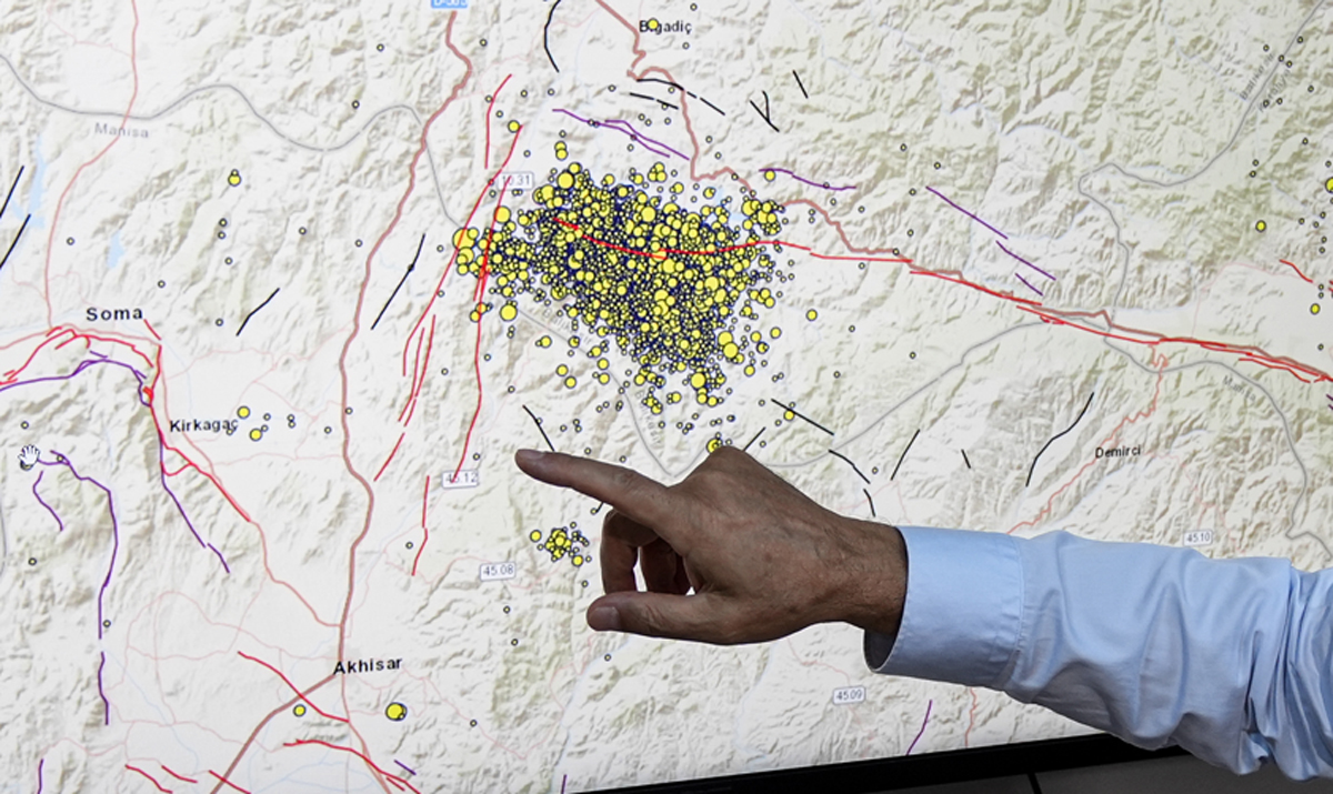 Sındırgı'da peş peşe deprem