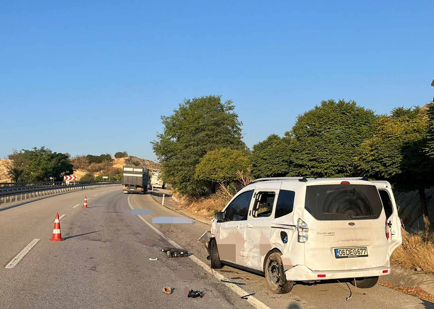 Manisa'da korkunç kaza... Lastik değiştirirken kamyonet çarptı