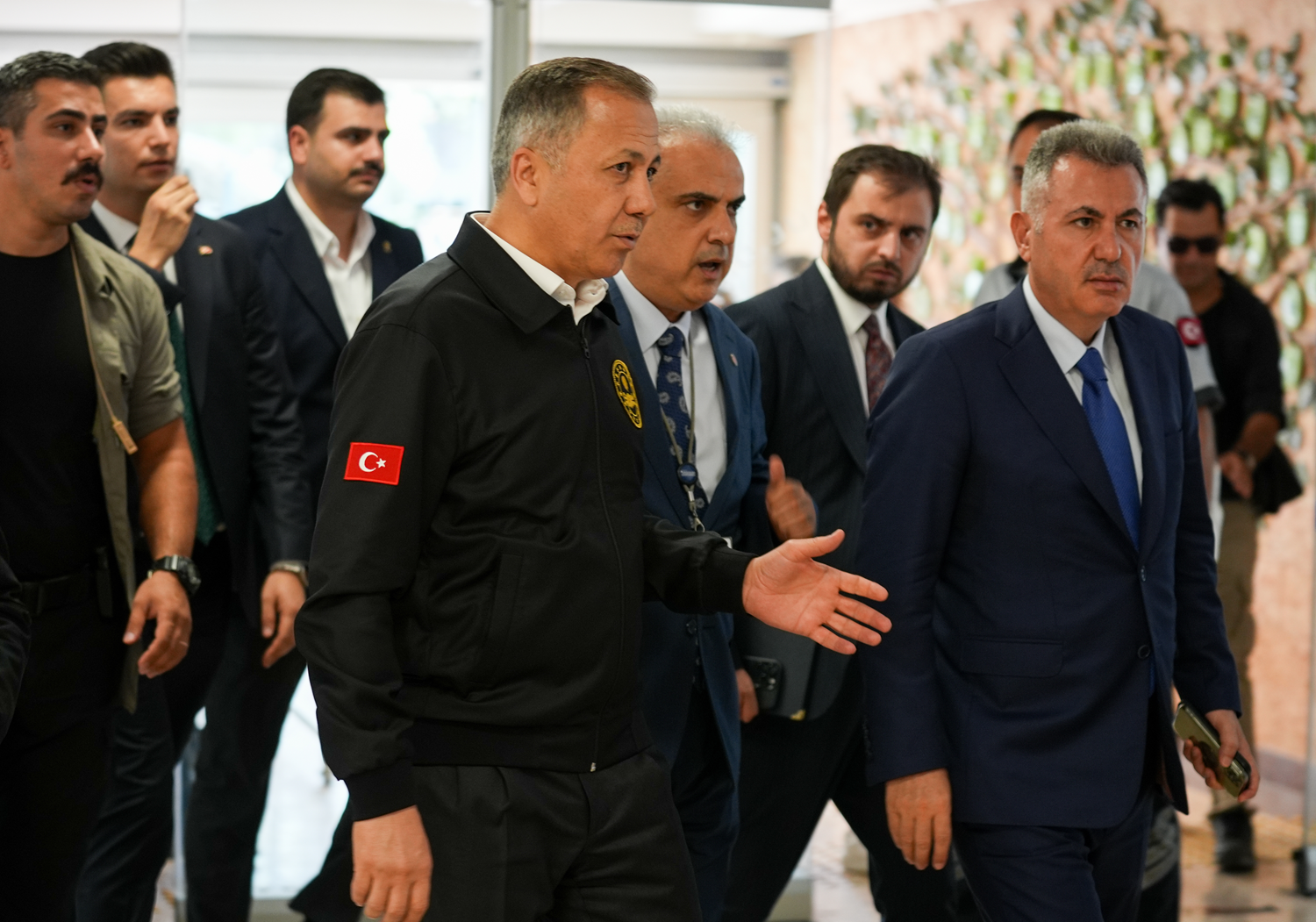 Turški minister Yerlikaya obiskal ranjene v napadu v İzmirju