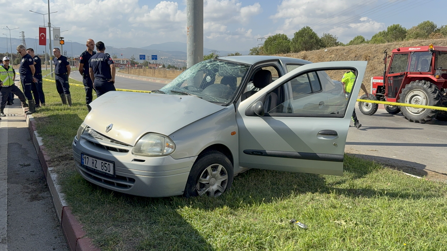 V trčenju tovornega vozila in avtomobila v Çanakkaleju umrla ena oseba