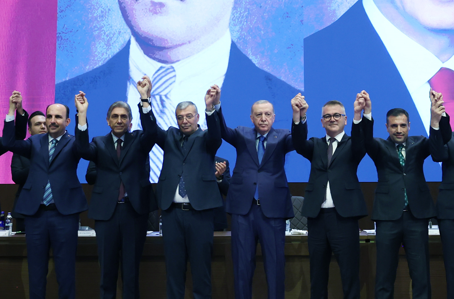 2 belediye daha AK Parti'ye geçti... Rozetlerini Cumhurbaşkanı Erdoğan taktı