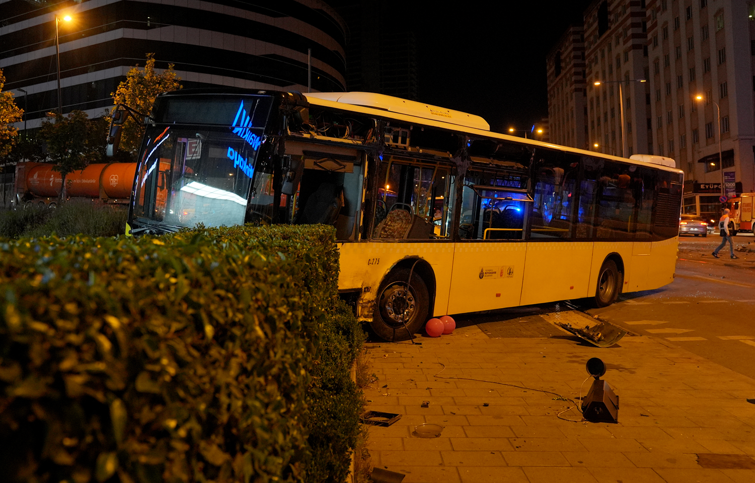 İETT otobüsü ile otomobil çarpıştı: Yaralılar var