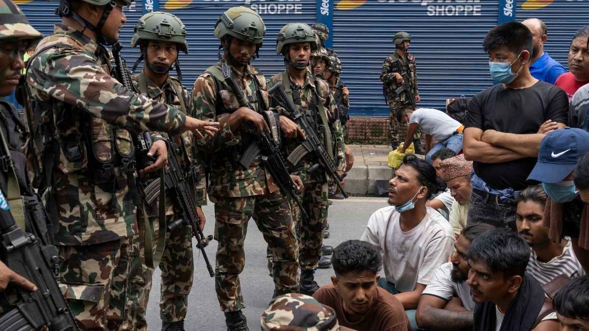 Nepal'de kaos! 35 ölü, 15 bin mahkum firarda