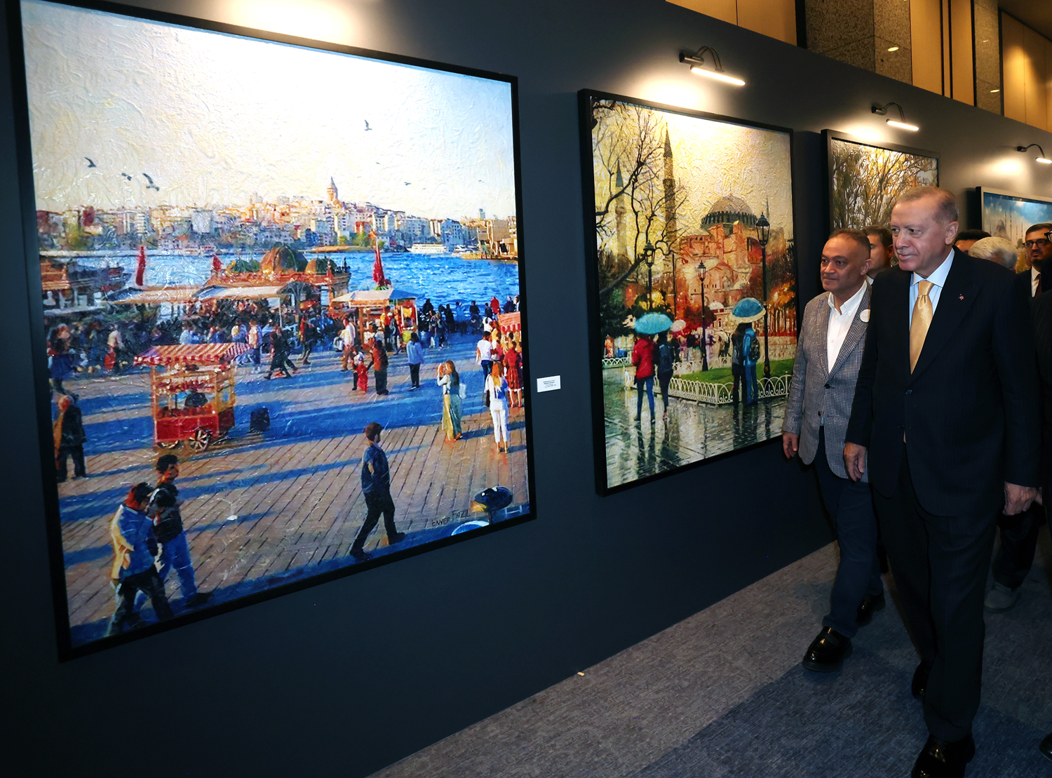 Başkan Erdoğan 'Beş Ressam Bir Şehir Canım İstanbul' sergisini gezdi