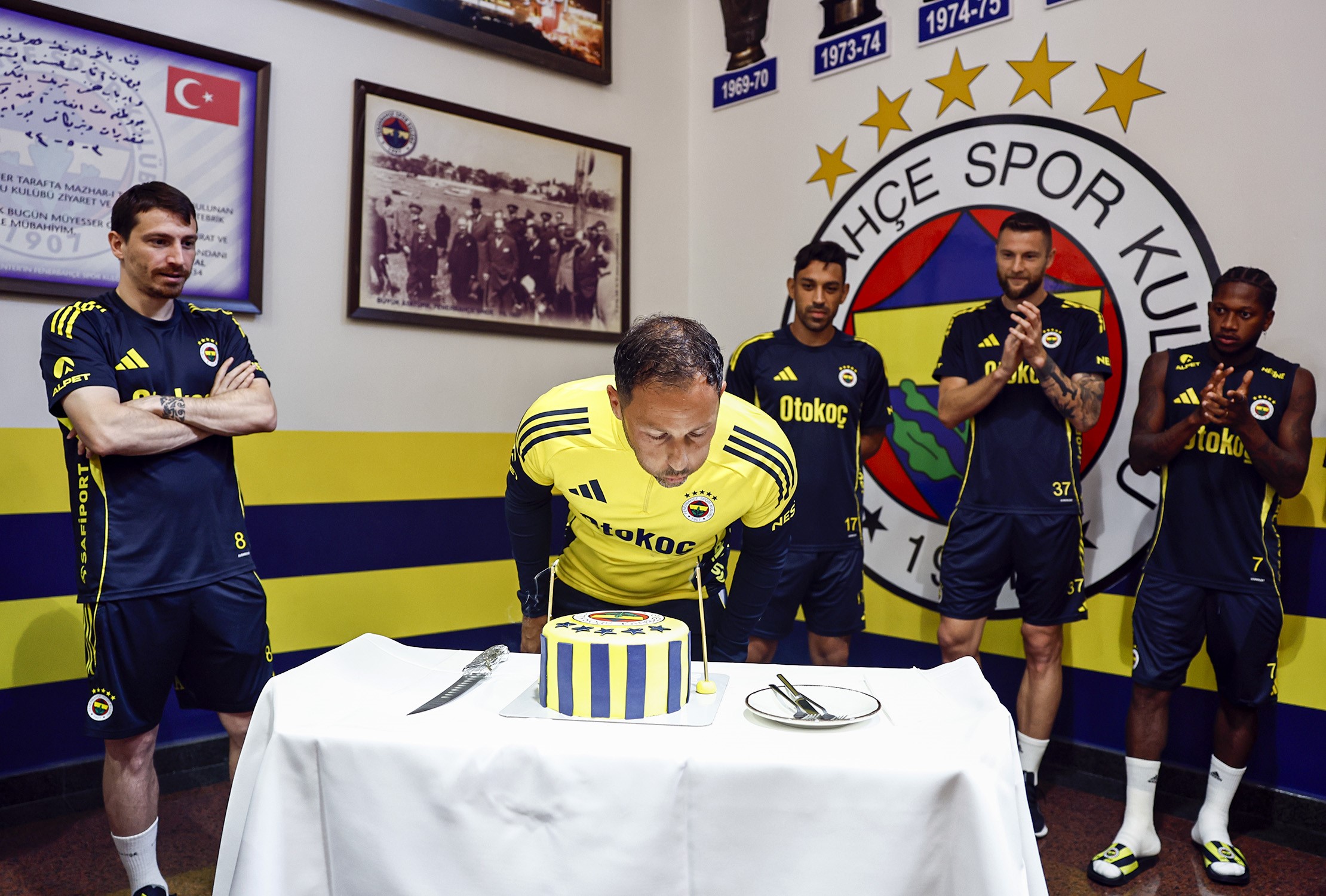 Fenerbahçe Teknik Direktörü Domenico Tedesco'nun doğum günü kutlandı