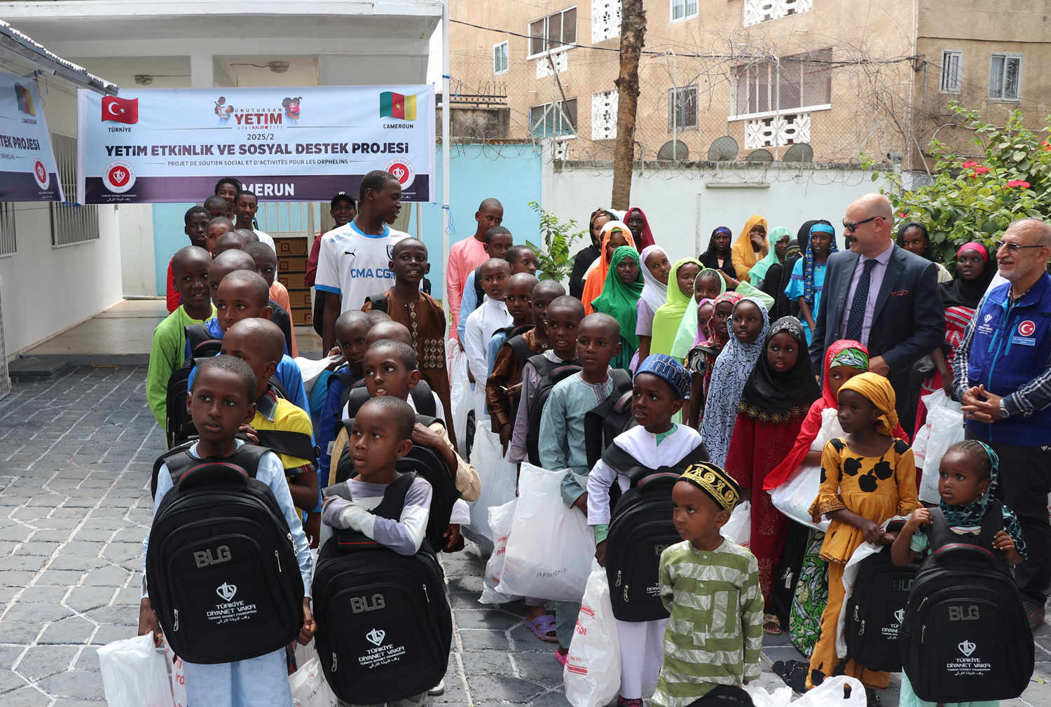 Türkiye Diyanet Vakfı çalışmalarını sürdürüyor! Kamerunlu yetimlere kıyafet yardımı