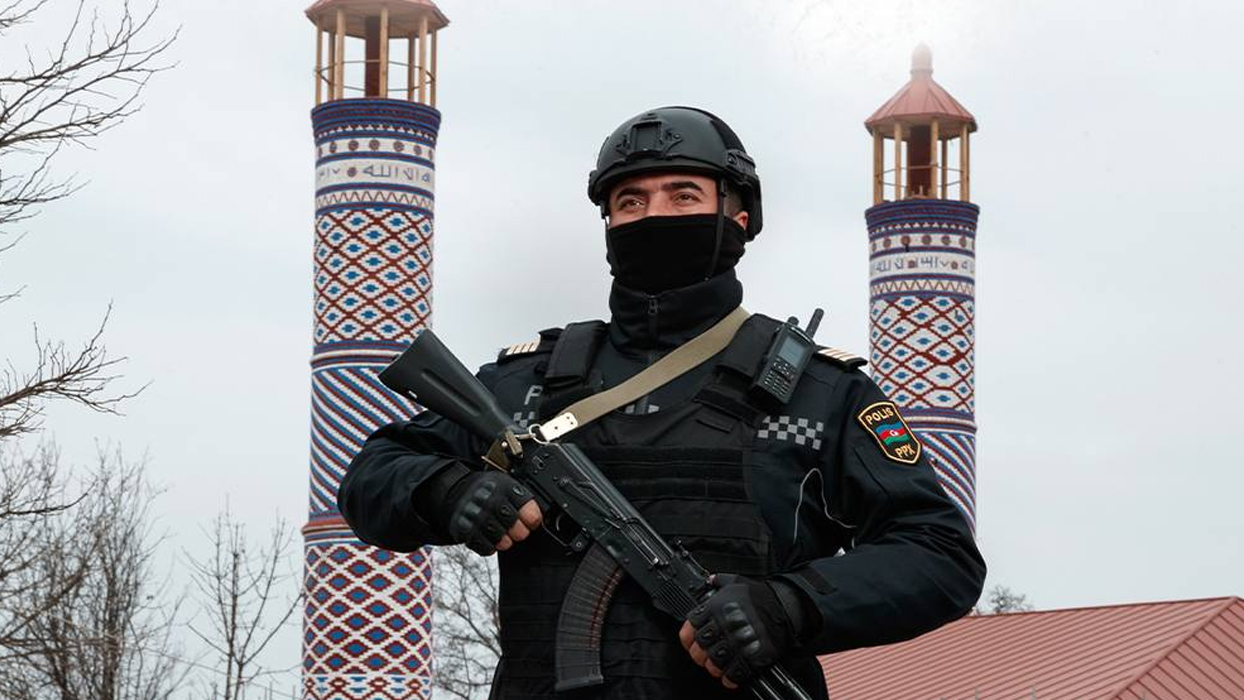 V Hankendiju preprečen oborožen napad: En policist ranjen