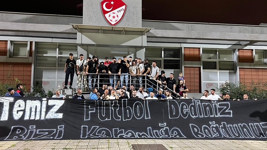 Trabzonspor taraftarlarından TFF'ye tepki! İstifaya davet ettiler