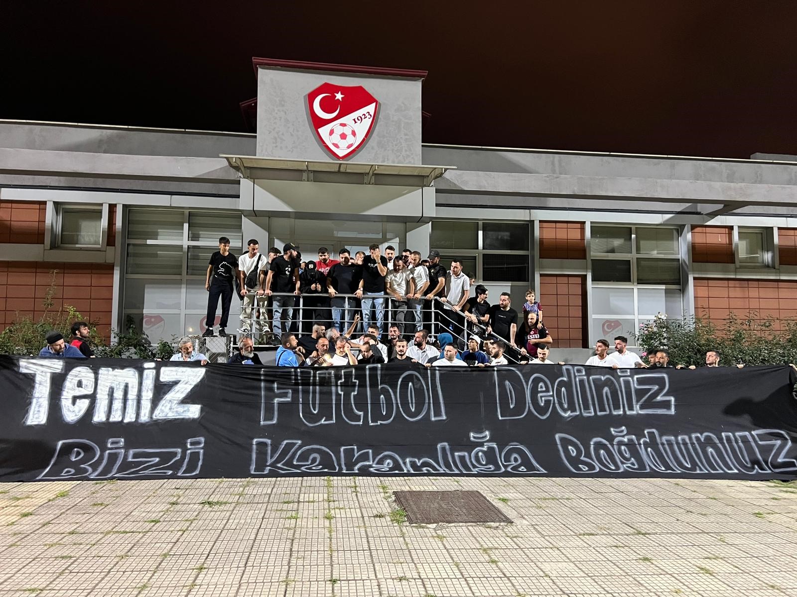 Trabzonspor taraftarlarından TFF'ye tepki! İstifaya davet ettiler