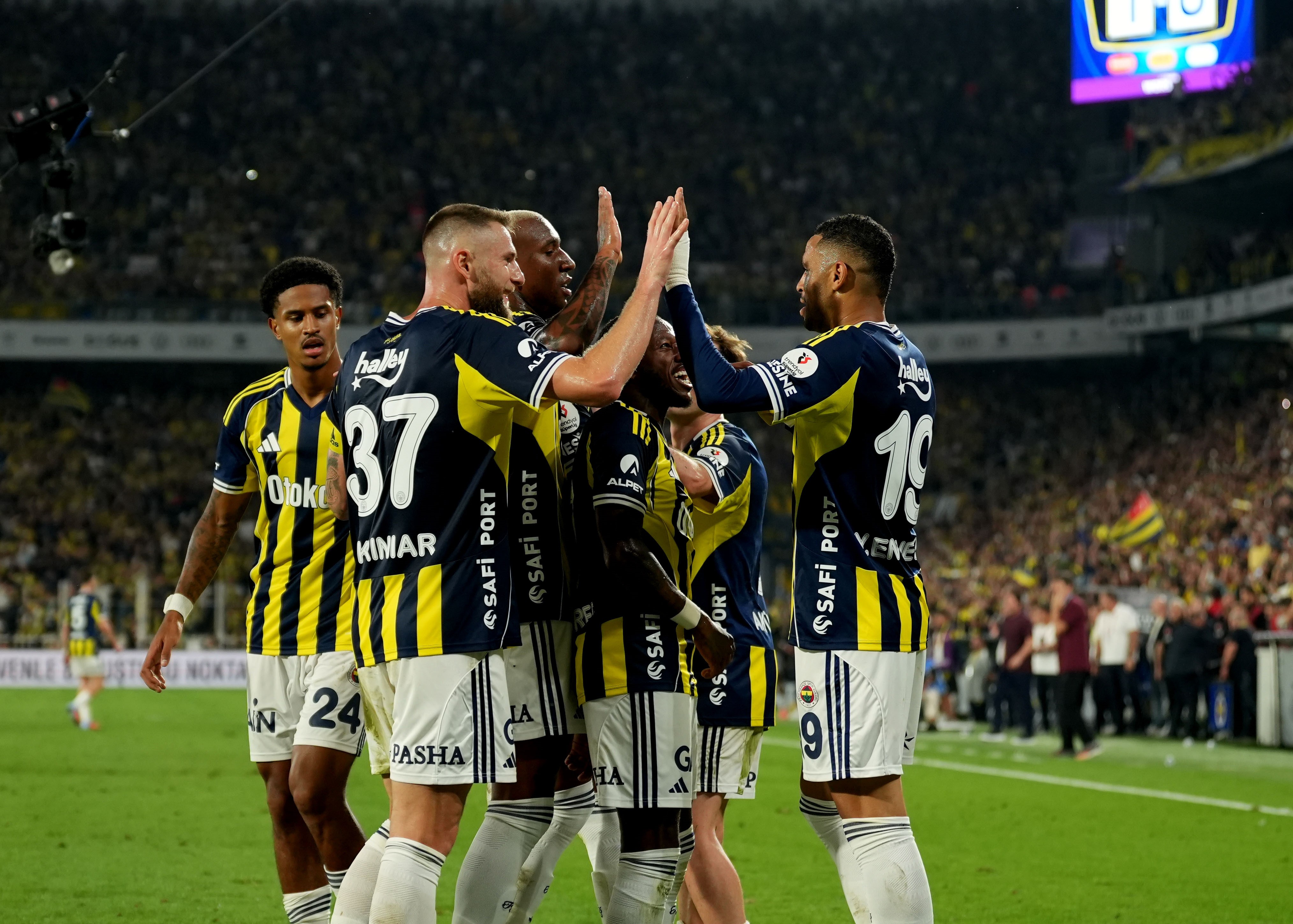 Trabzonspor'u tek golle yıktılar! Sezonun ilk derbi galibiyeti Fenerbahçe'nin