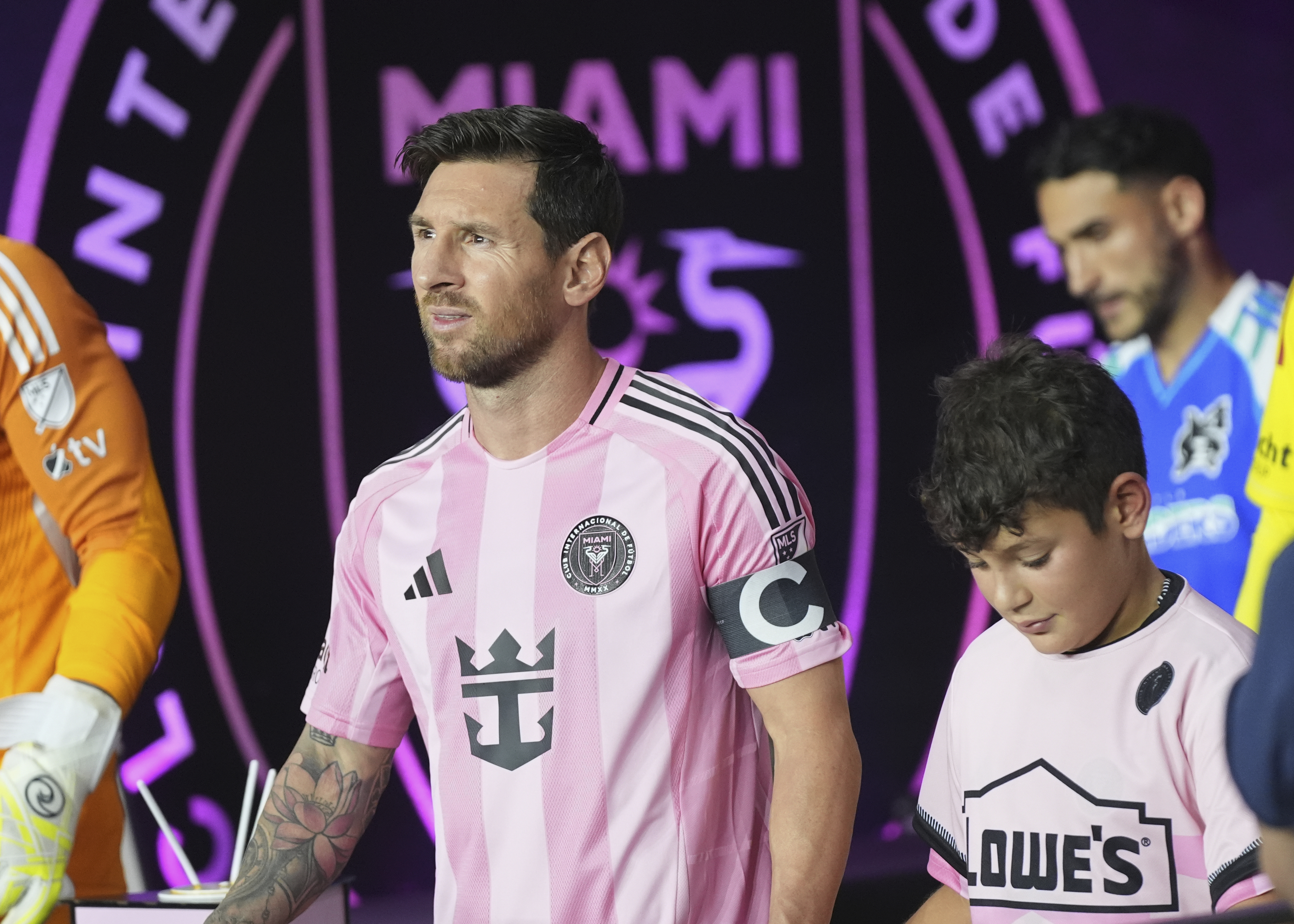Lionel Messi imzayı atıyor