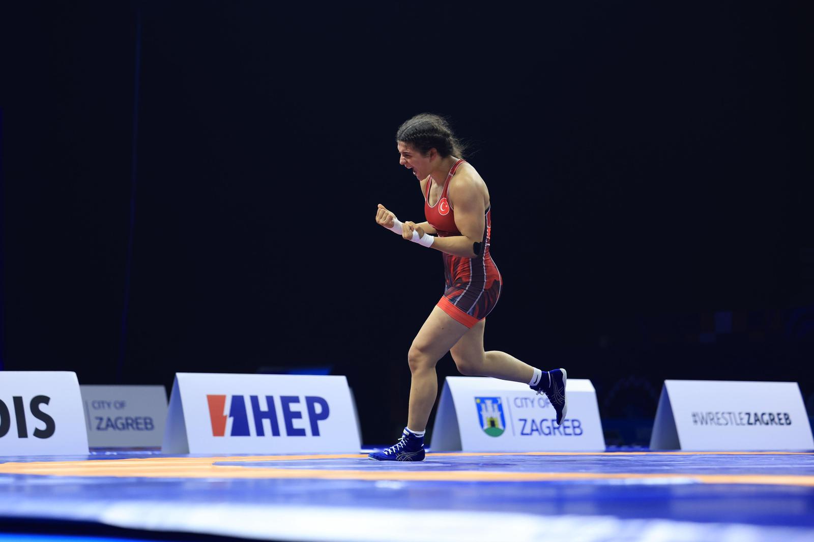 Milli güreşçi Nesrin Baş'tan gümüş madalya