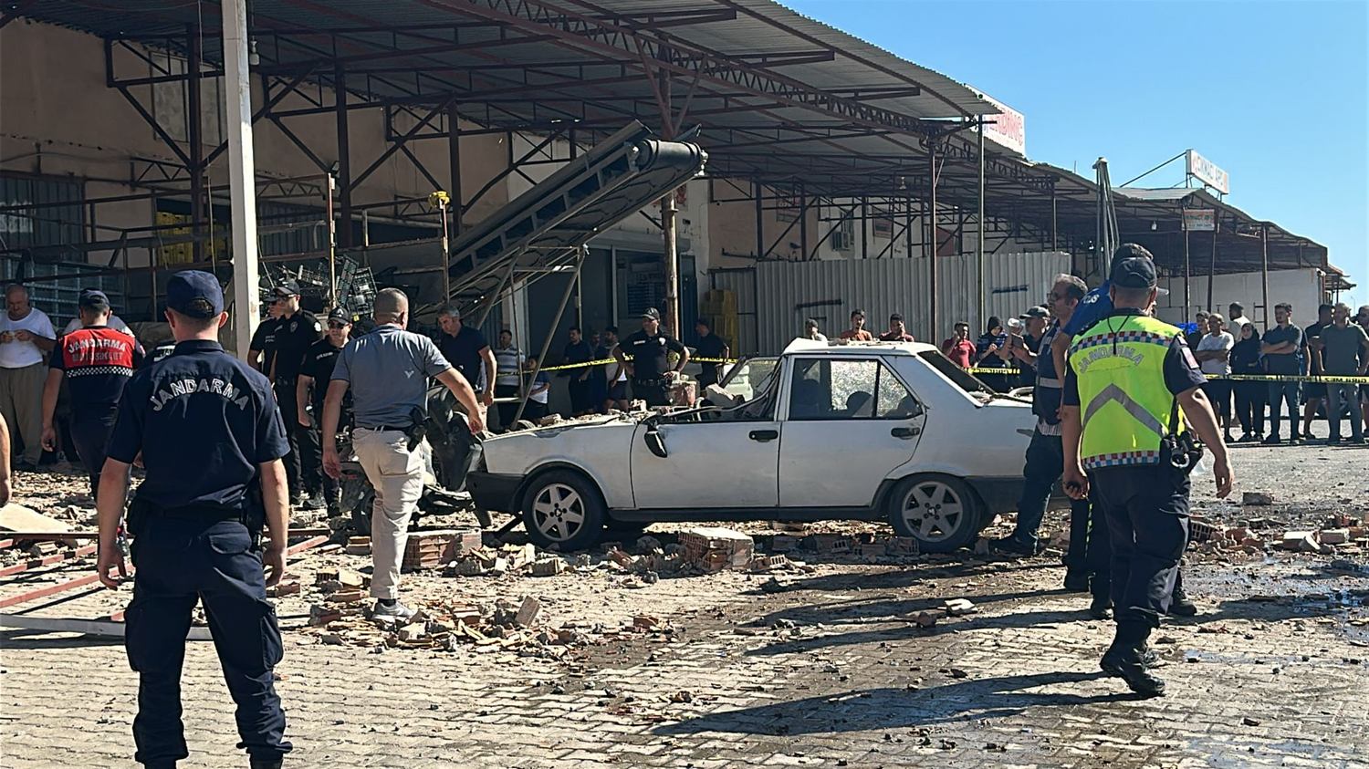 V eksploziji v veletržnici v Antaliji umrl en človek, trije ranjeni