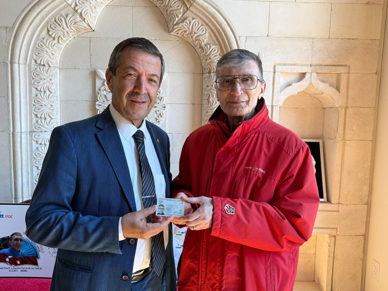 Zunanji minister KKTC Ertuğruloğlu izročil Nobelovemu nagrajencu Azizu Sancarju osebno izkaznico KKTC