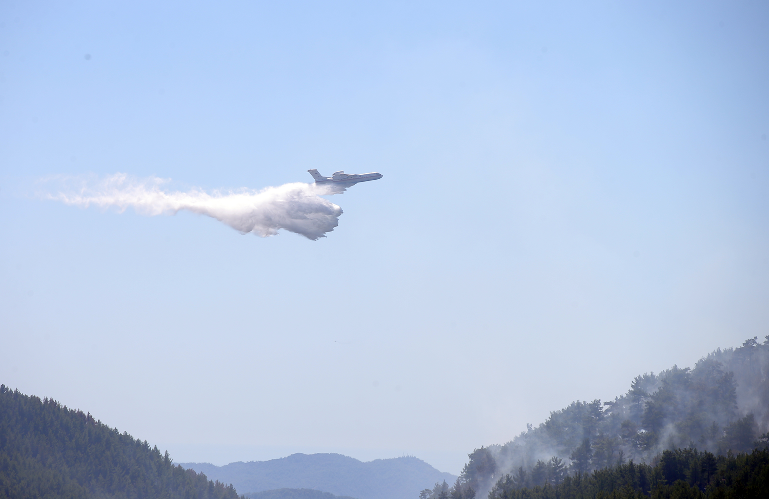 Požar v Beyşehirju se je razširil iz trstičja na gozdno območje