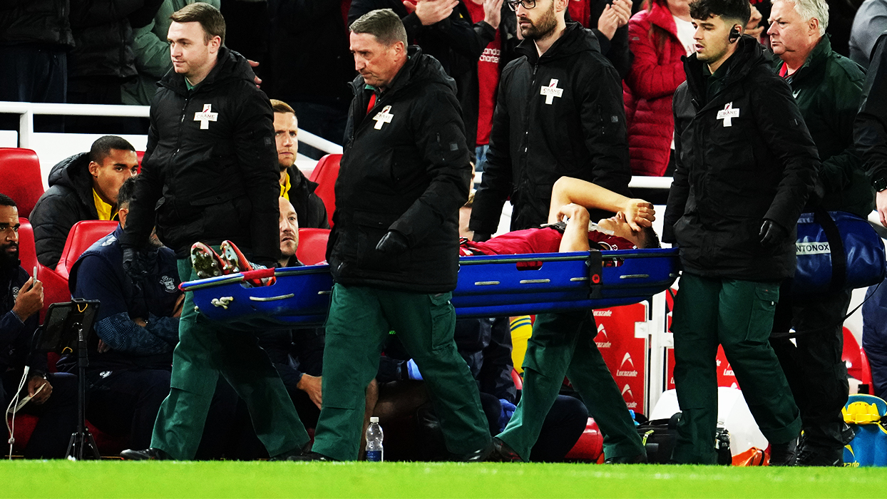 Liverpool'un genç stoperinden kötü haber: Çapraz bağları koptu