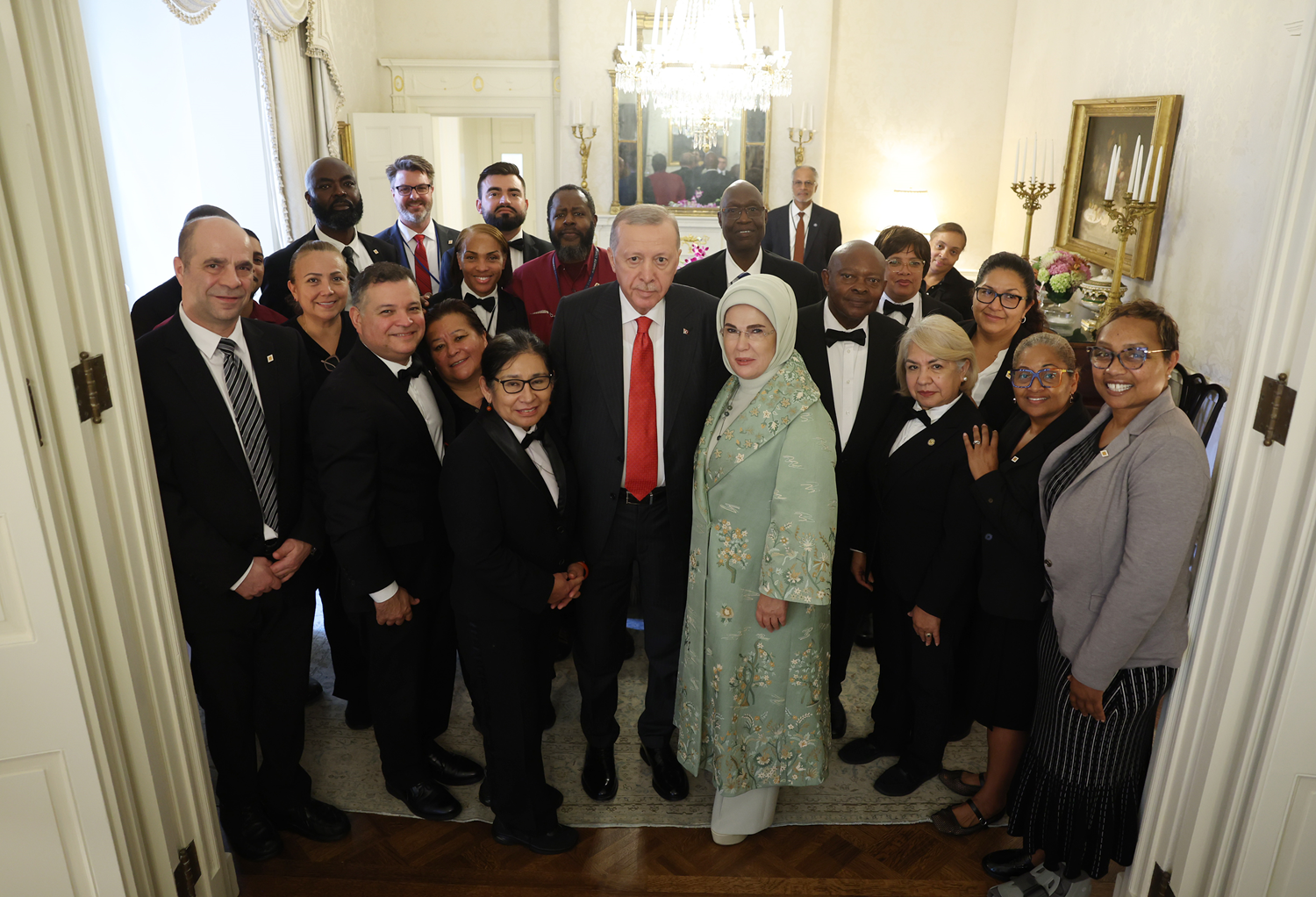 Cumhurbaşkanı Erdoğan, Blair House'da çalışanlar ile hatıra fotoğrafı çektirdi