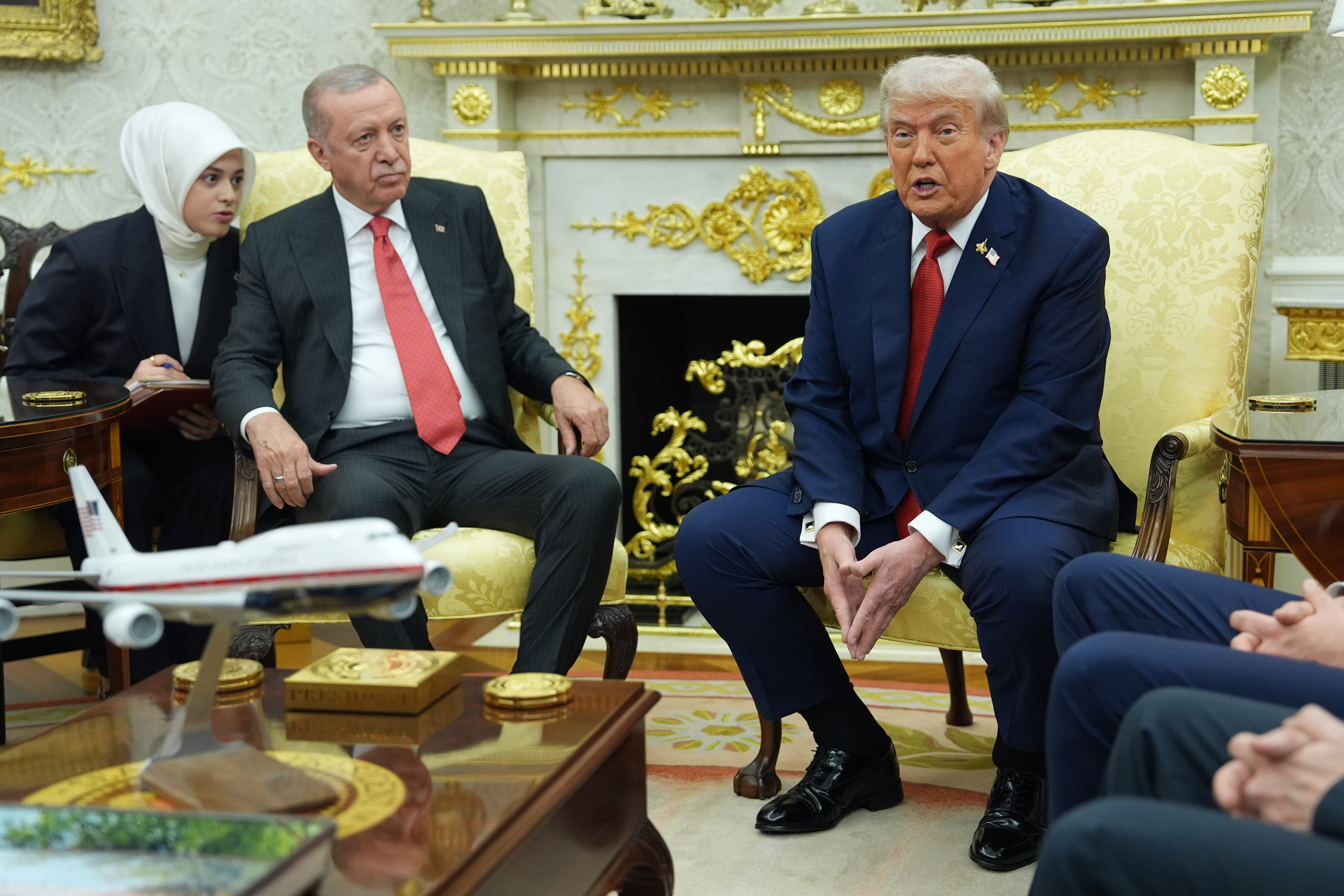 Görüşmeye böyle çıktı! Trump'ın yakasında dikkat çeken detay