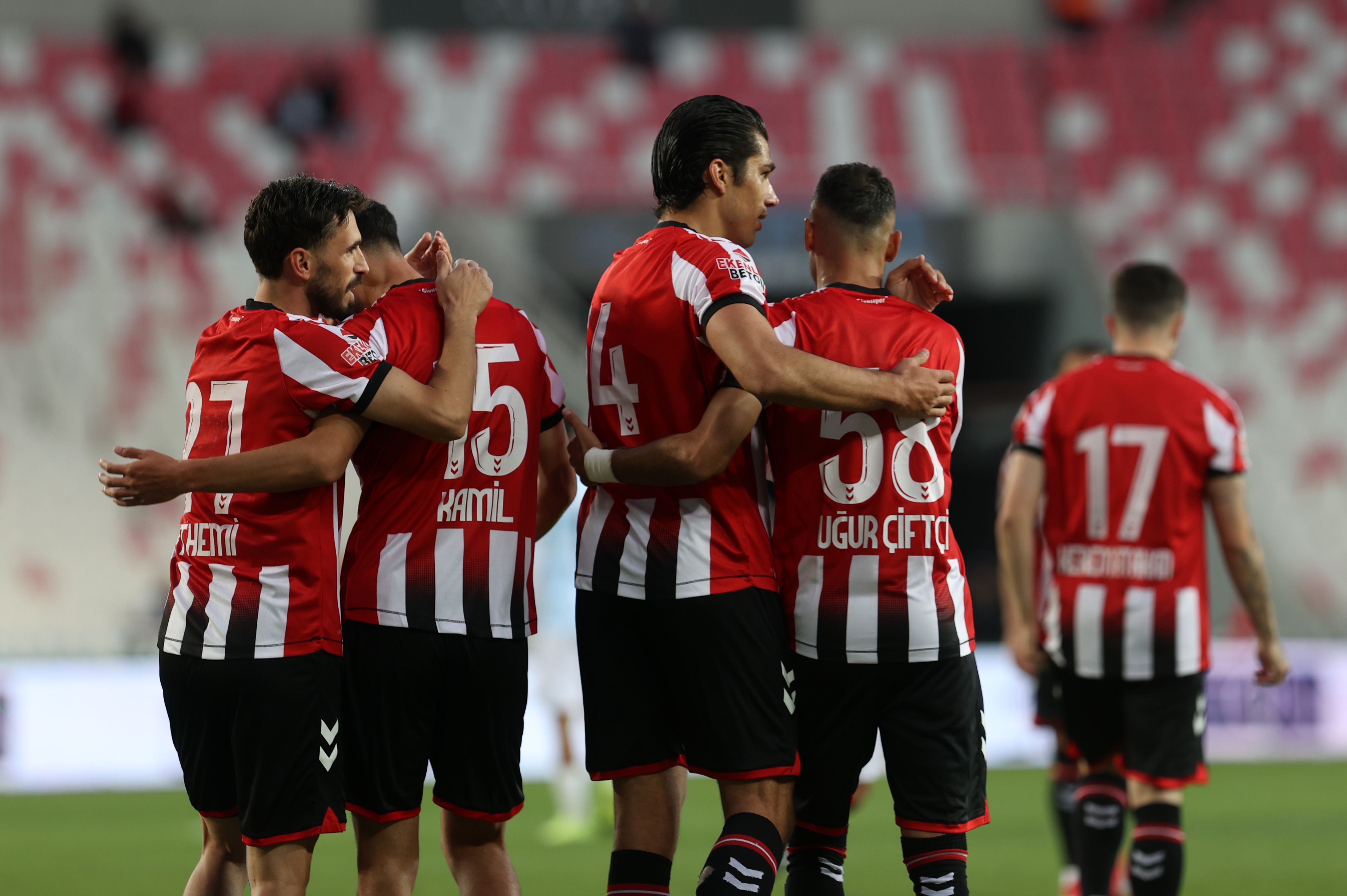 Sivasspor evinde 5 golle kazandı