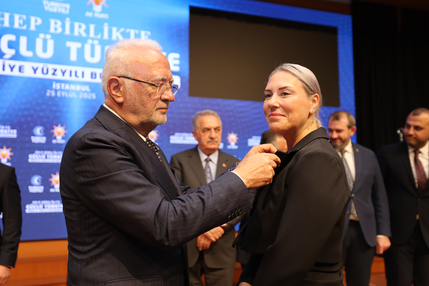 AK Parti'ye geçtiler! Rozetlerini Elitaş taktı