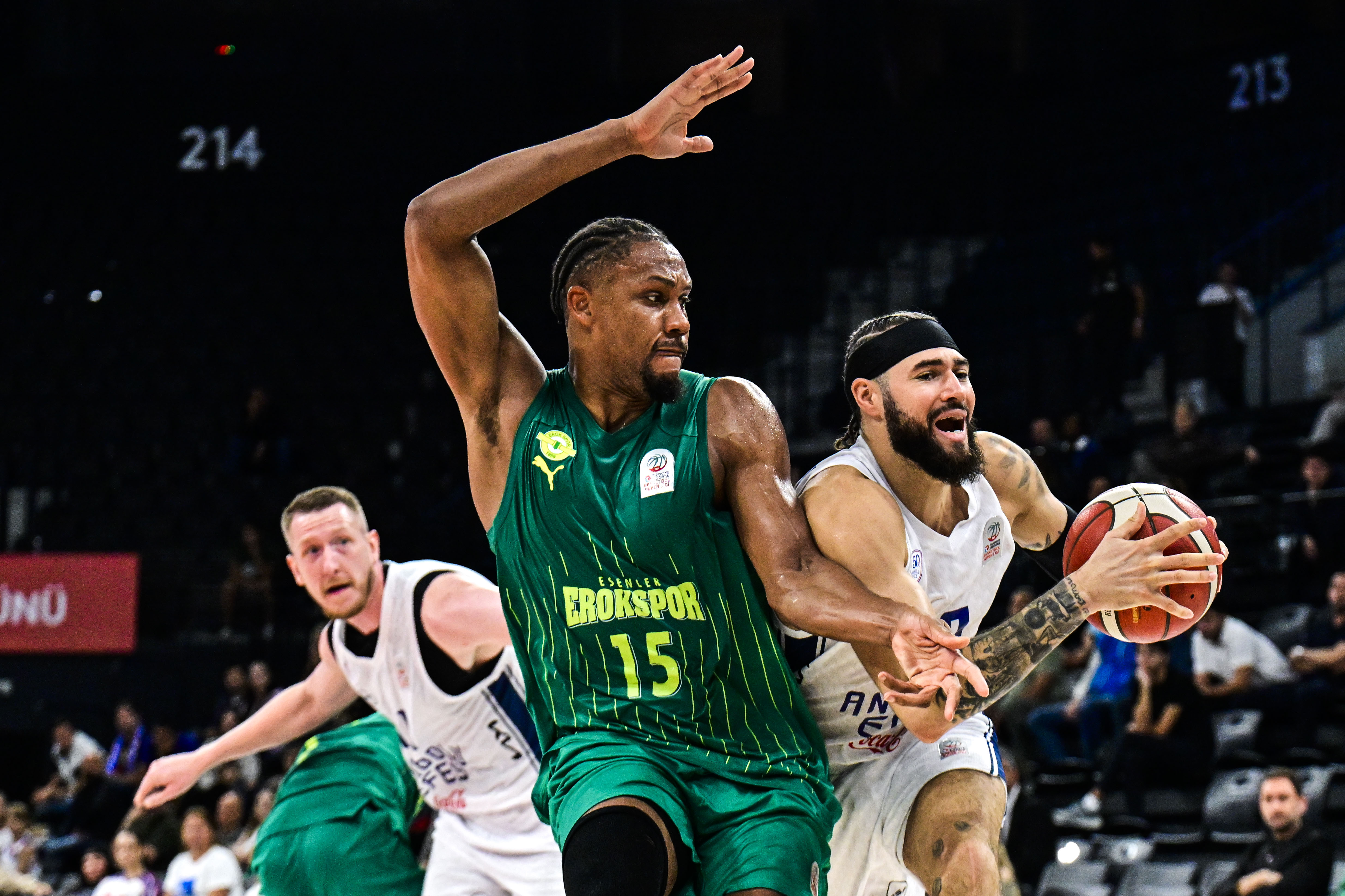 Anadolu Efes lige galibiyetle başladı