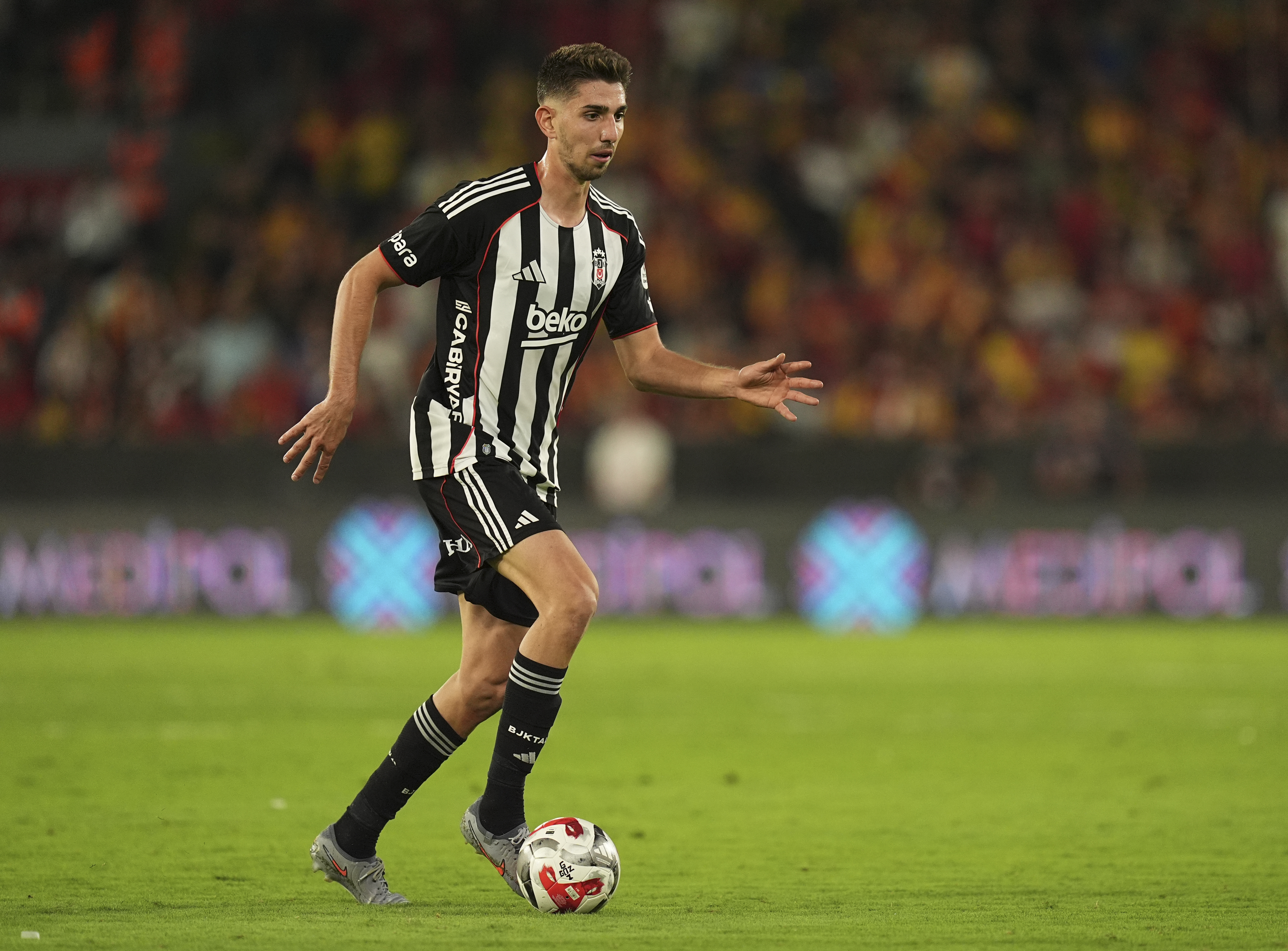 Beşiktaş sporoča o poškodbi Demir Ege Tıknaza