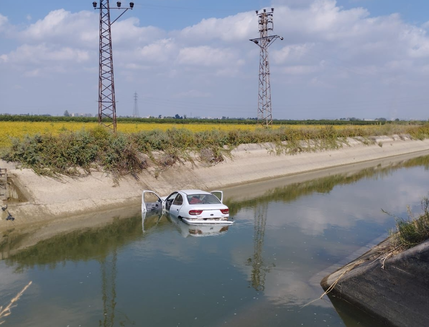 Adana'da otomobil sulama kanalına devrildi: 1 can kaybı