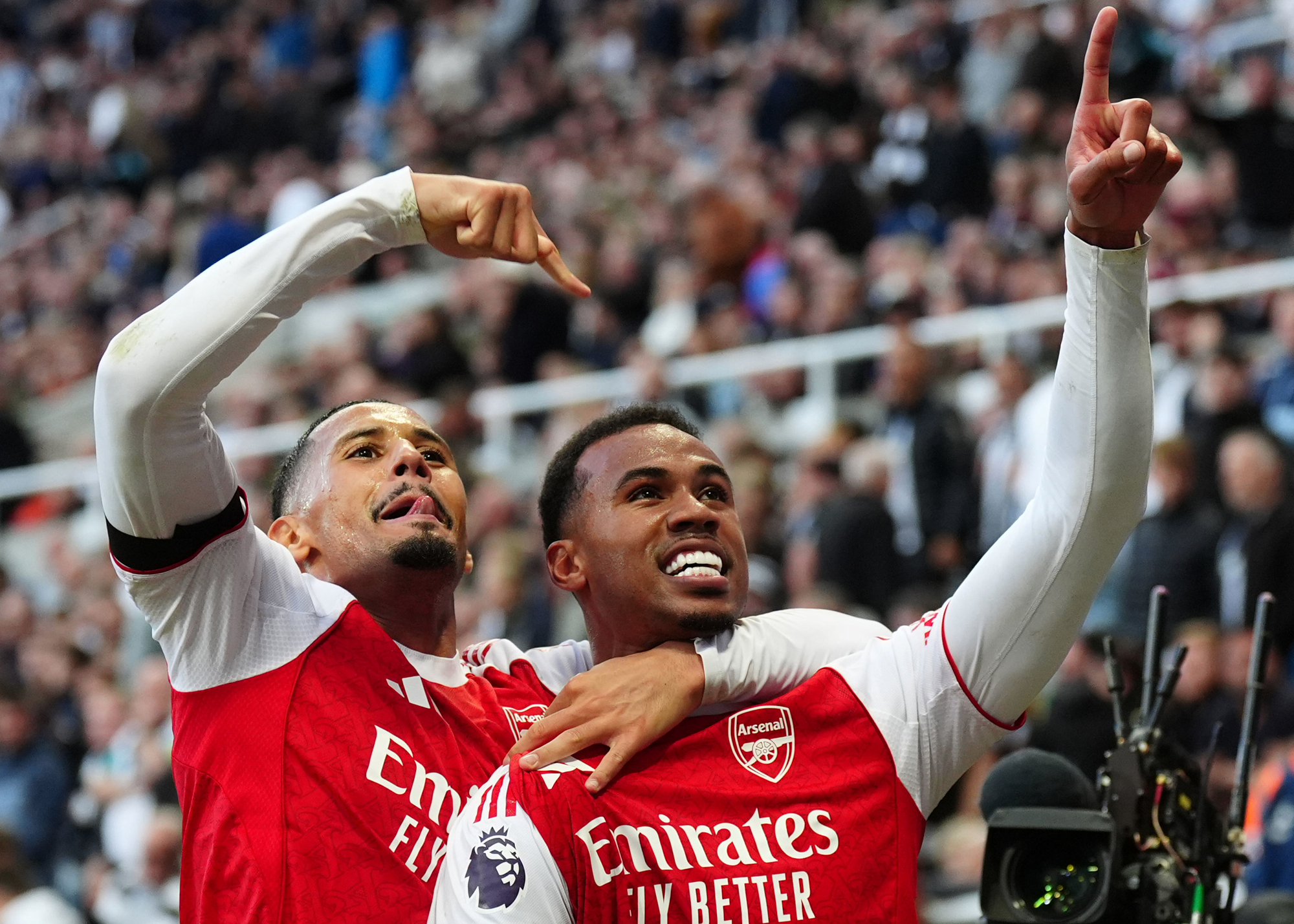 Arsenal, Newcastle United'ı son dakikada devirdi