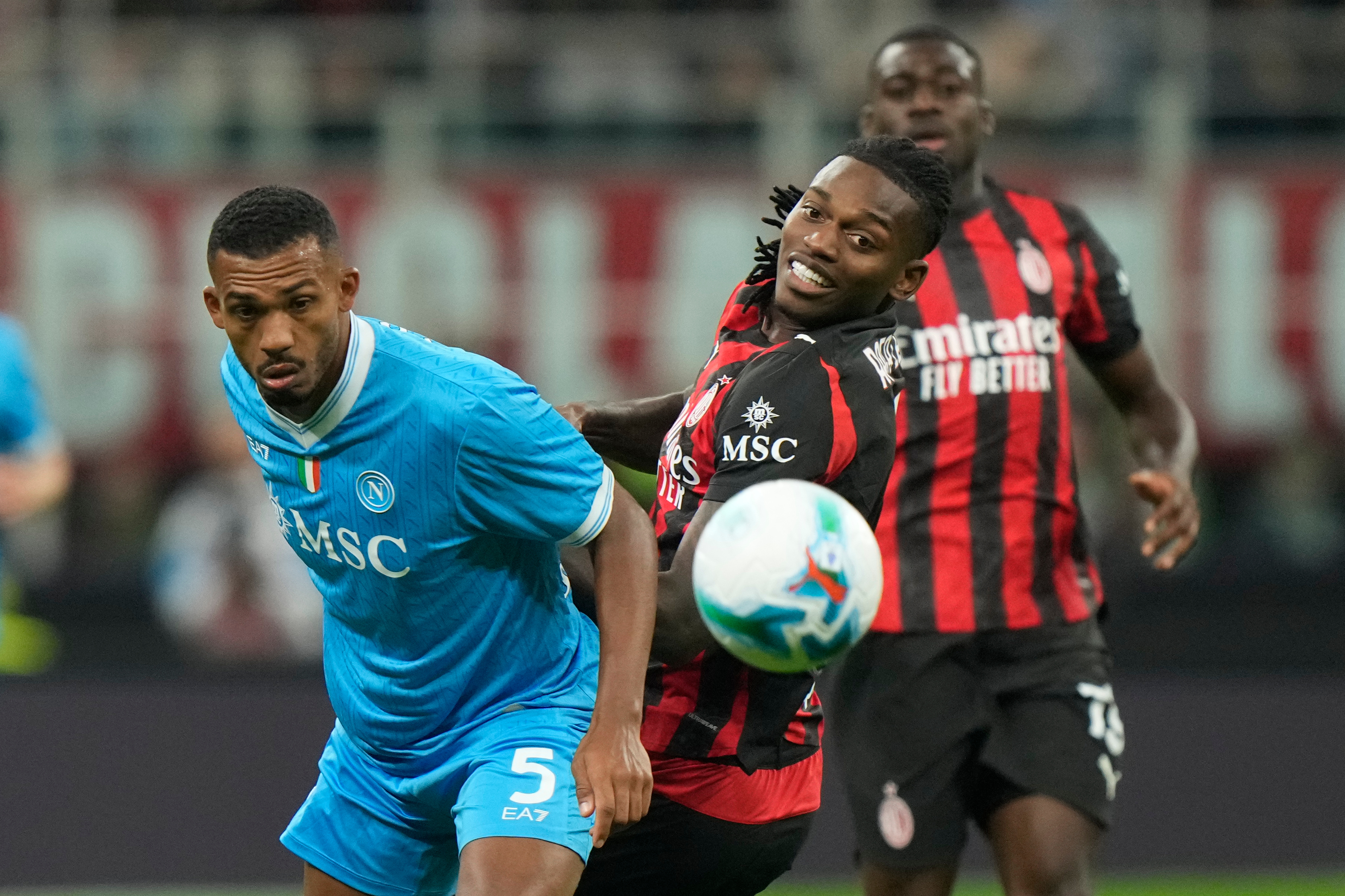 Milan evinde Napoli'yi yendi, liderliği aldı