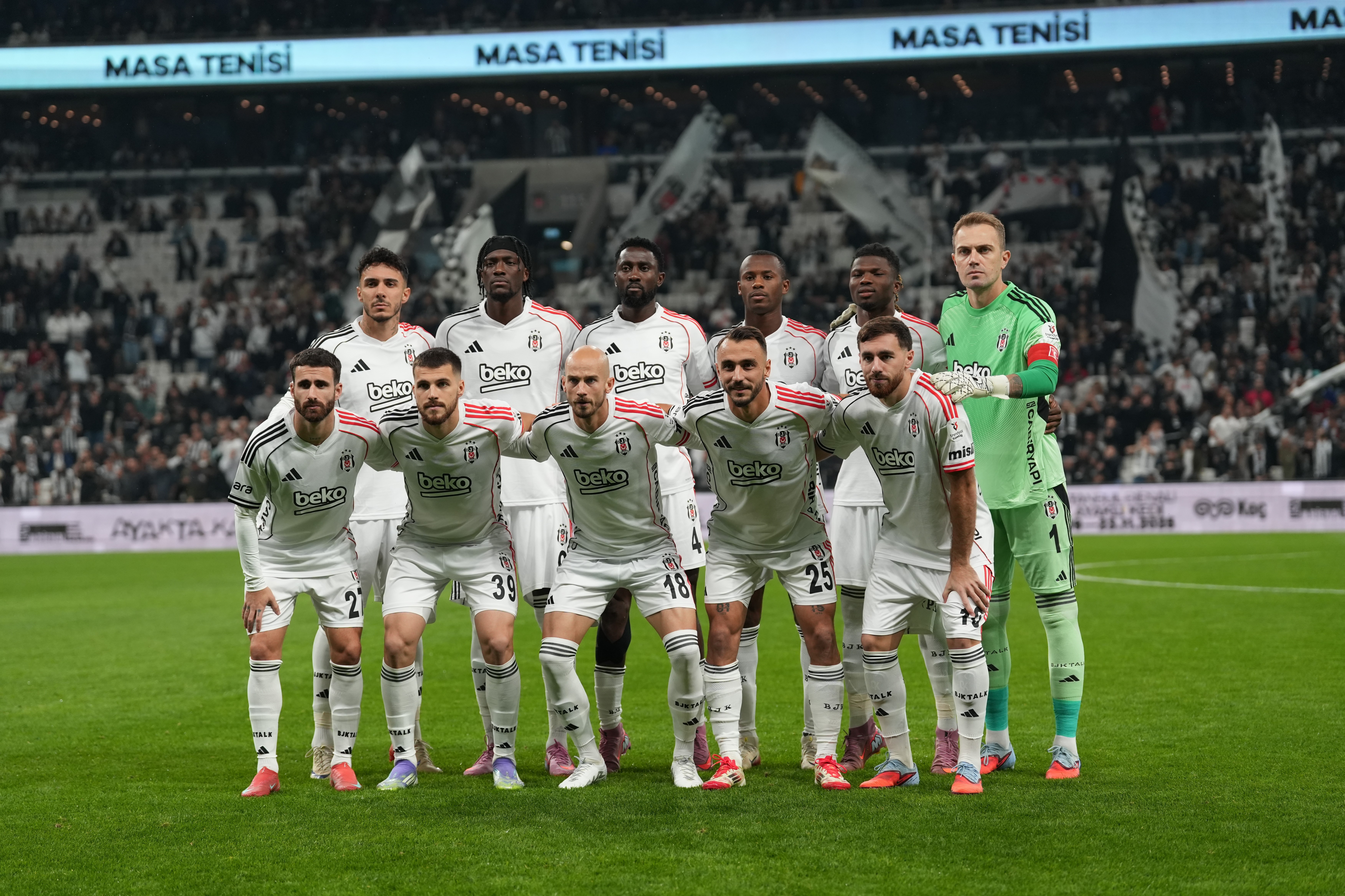 Beşiktaş'a derbi öncesi kötü haber! Yıldız oyuncu oyuna devam edemedi