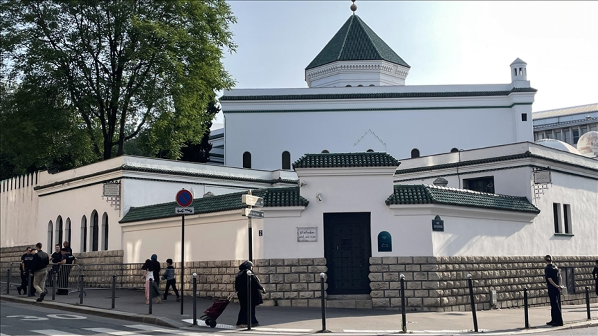 V Franciji moški v mošeji uničeval izvode Korana