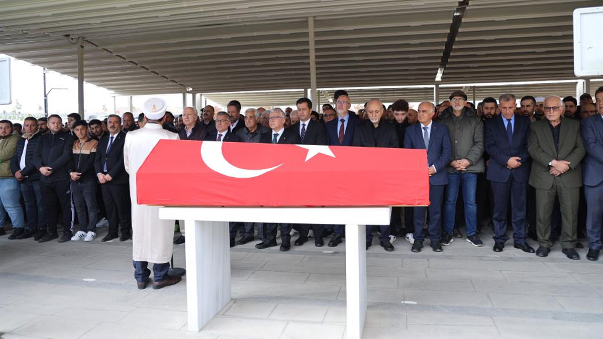 Umrl pesnik in pisatelj Yavuz Bülent Bakiler, pokopan v Sivasu